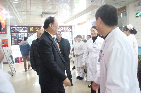 教授與醫院人員交流